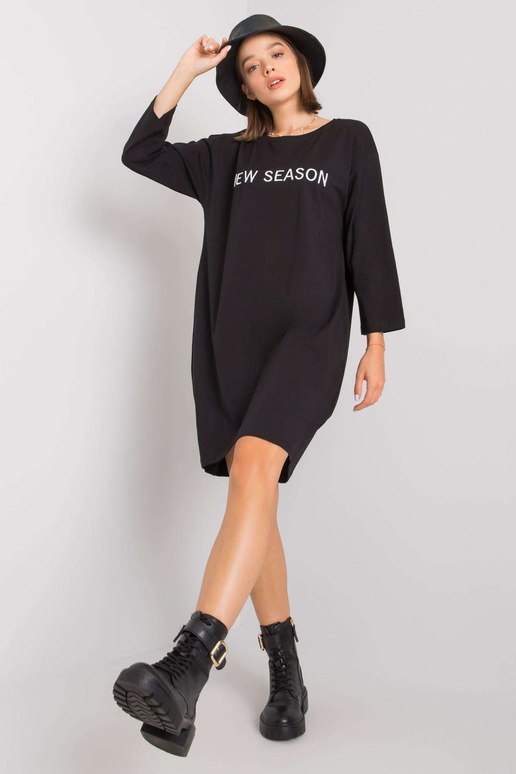 Melna kleita ar Raiņa uzrakstu