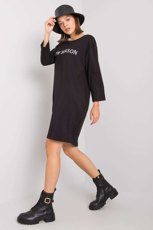 Melna kleita ar Raiņa uzrakstu