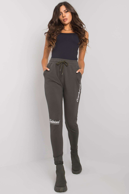 Haki krāsas treniņbikses ar Haylee... Haki krāsas treniņbikses ar Haylee...