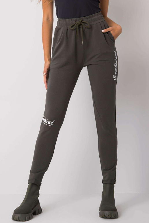 Haki krāsas treniņbikses ar Haylee... Haki krāsas treniņbikses ar Haylee...