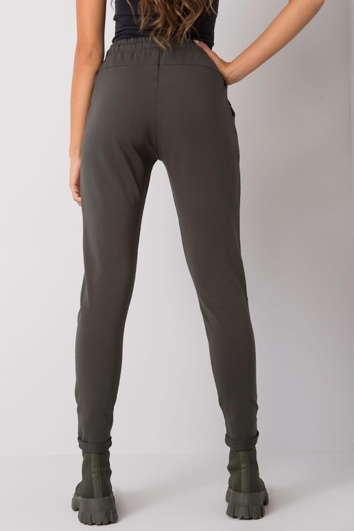 Haki krāsas treniņbikses ar Haylee... Haki krāsas treniņbikses ar Haylee...