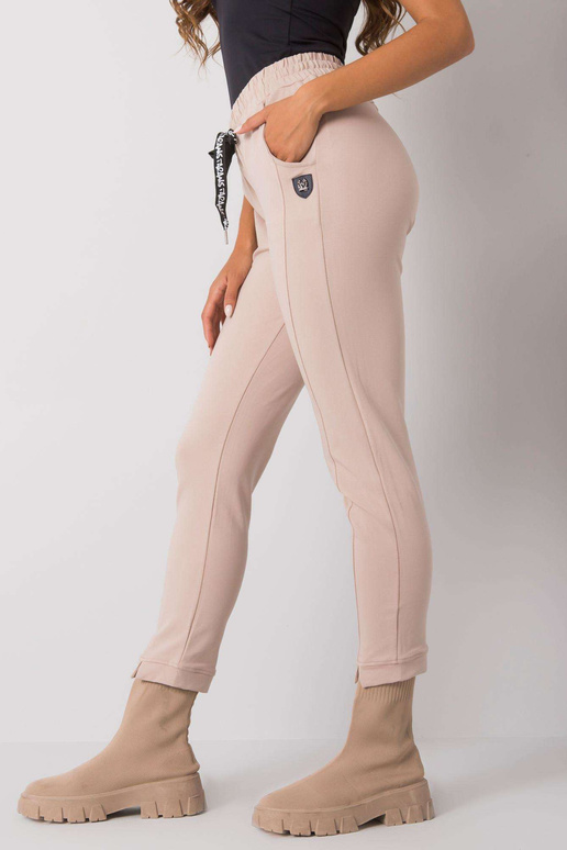 Bēšas treniņbikses ar Peyton uzrakstiem