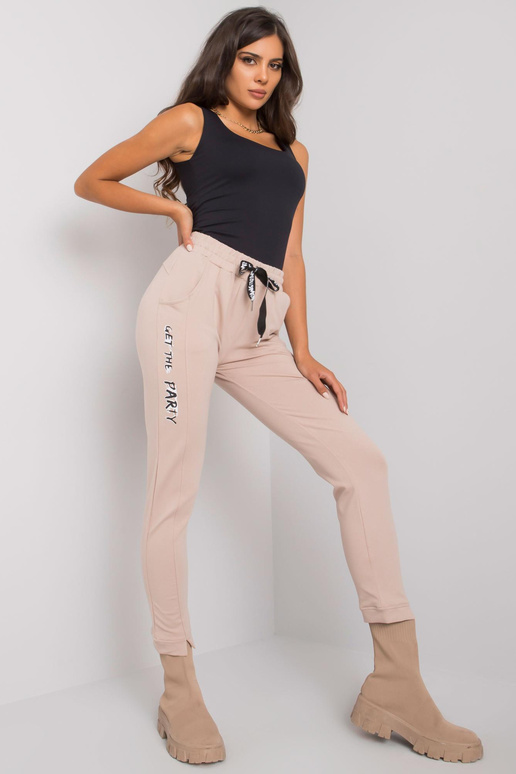 Bēšas treniņbikses ar Peyton uzrakstiem