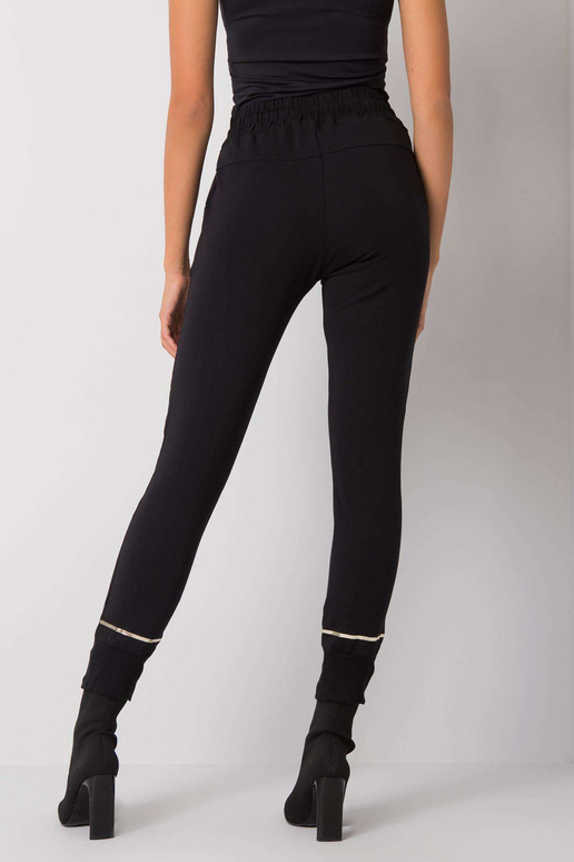 Melnas Larissas apdrukas sporta bikses