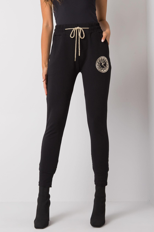 Melnas Larissas apdrukas sporta bikses