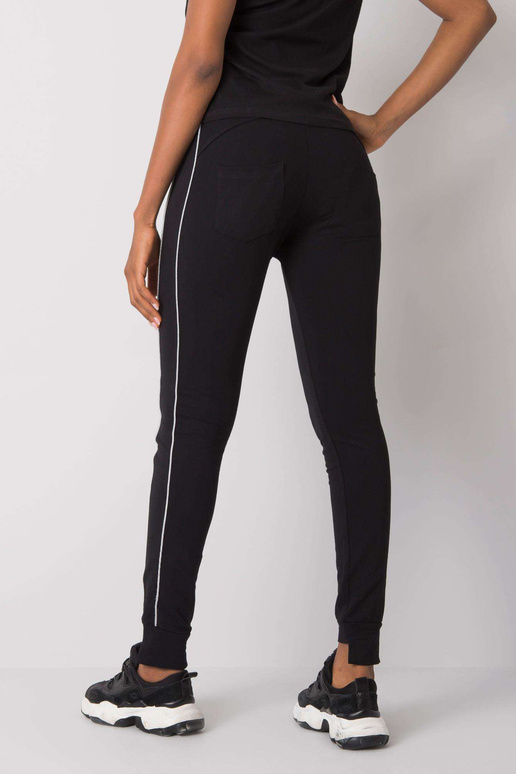 Melnas sporta bikses ar Abia aplikācijām