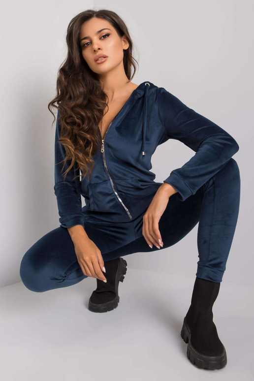 Tumši zils divdaļīgs velūra komplekts... Tumši zils divdaļīgs velūra komplekts...