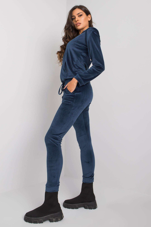 Tumši zils divdaļīgs velūra komplekts... Tumši zils divdaļīgs velūra komplekts...