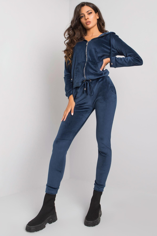 Tumši zils divdaļīgs velūra komplekts... Tumši zils divdaļīgs velūra komplekts...