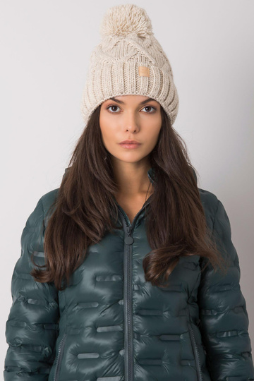 Bēša ziemas cepure ar pomponu