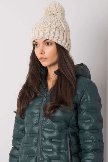 Bēša ziemas cepure ar pomponu 2