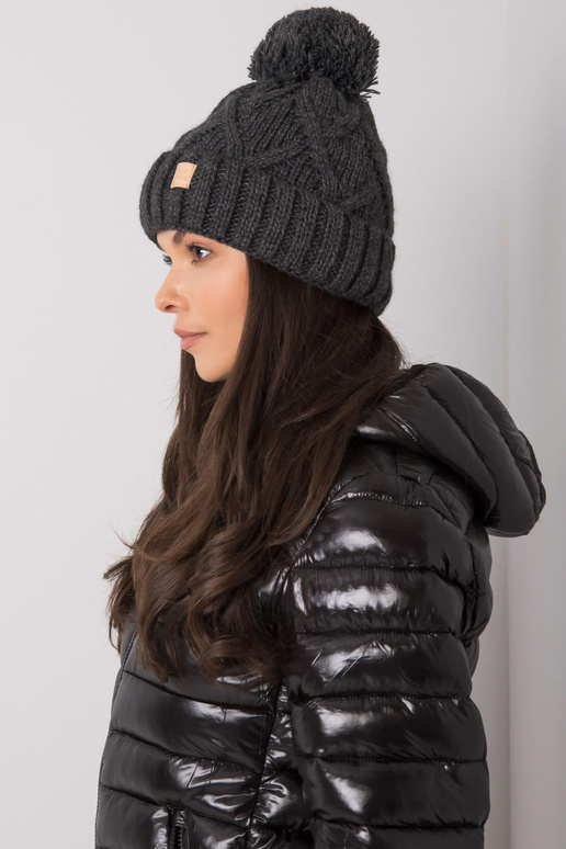 Tumši pelēka ziemas cepure ar pušķi