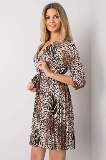 Bēša un melna Dafiya kleita