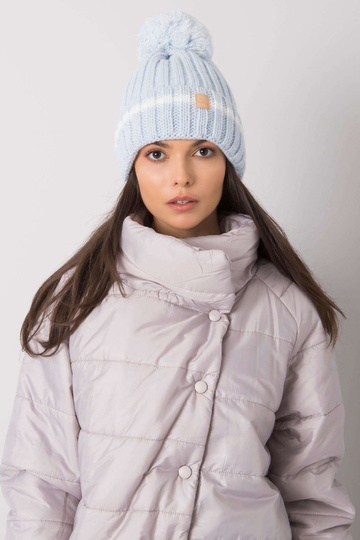 Gaiši zila cepure ar pomponu