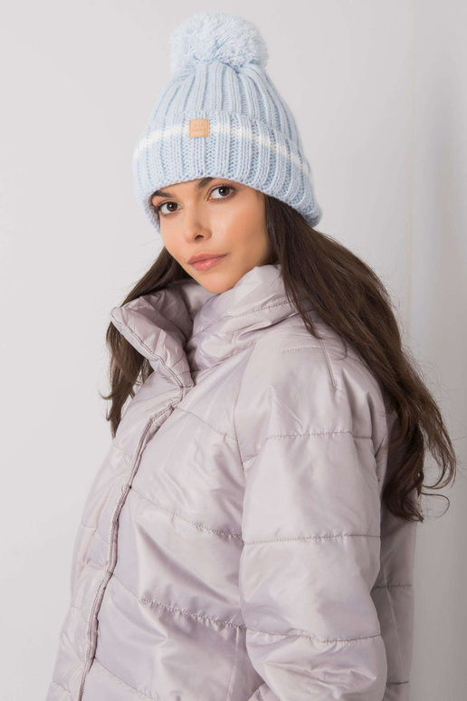 Gaiši zila cepure ar pomponu