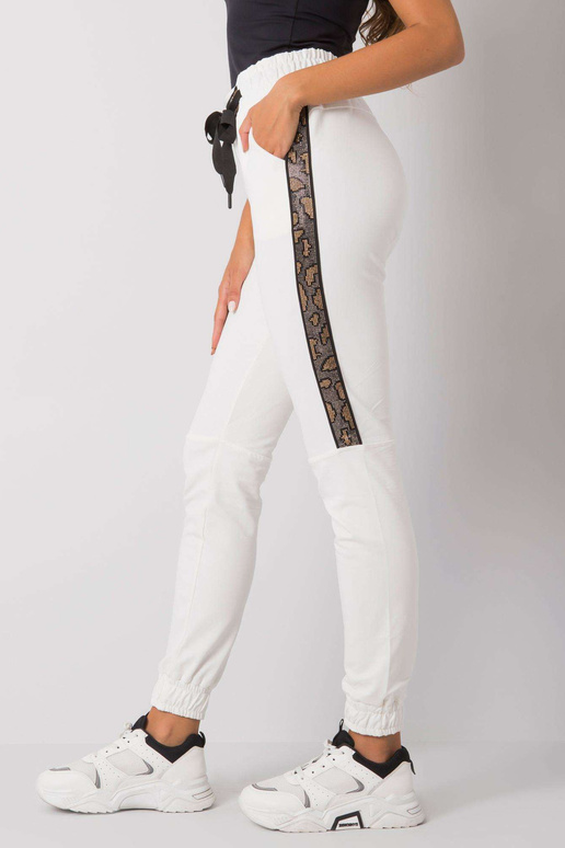 Ecru sporta bikses ar Giulia aplikāciju Ecru sporta bikses ar Giulia aplikāciju