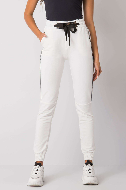 Ecru sporta bikses ar Giulia aplikāciju Ecru sporta bikses ar Giulia aplikāciju