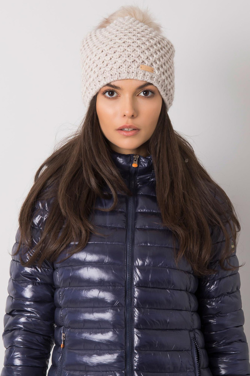 Bēša ziemas cepure ar pomponu