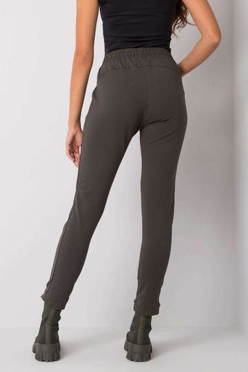 Tumšas haki krāsas...