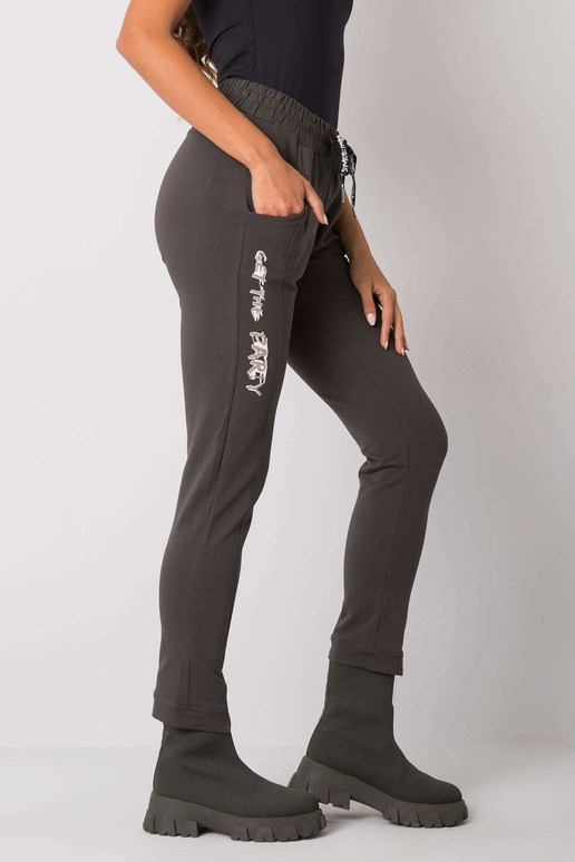 Tumšas haki krāsas treniņbikses ar... Tumšas haki krāsas treniņbikses ar...