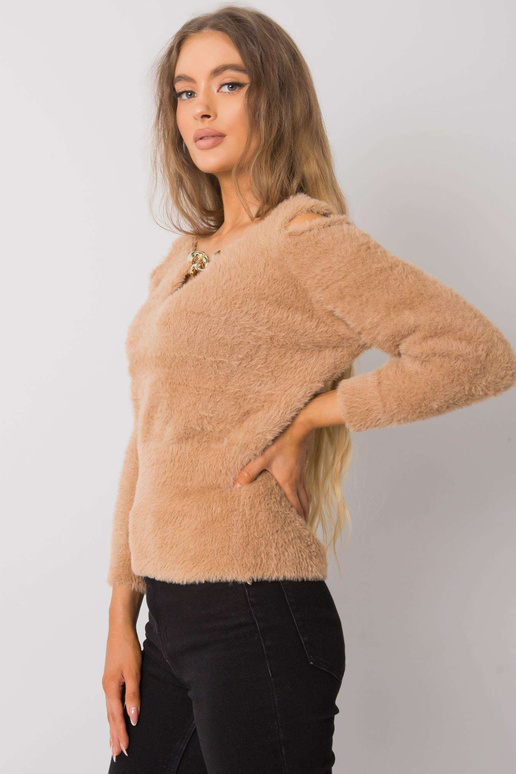 Kamieļu džemperis ar izgriezumiem...