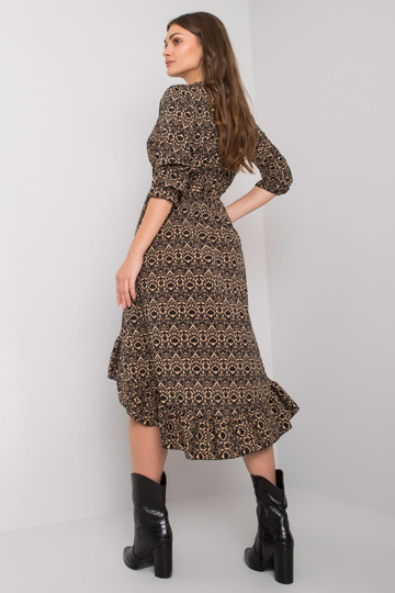 Melna asimetriska kleita...