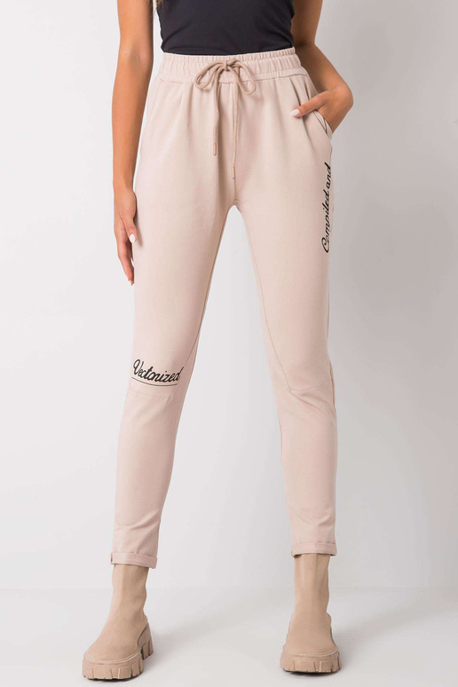 Bēšas treniņbikses ar Haylee uzrakstiem