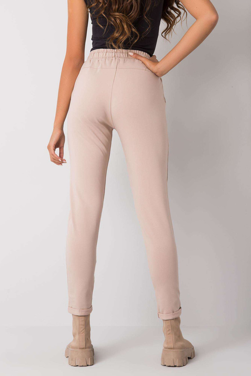 Bēšas treniņbikses ar Haylee uzrakstiem