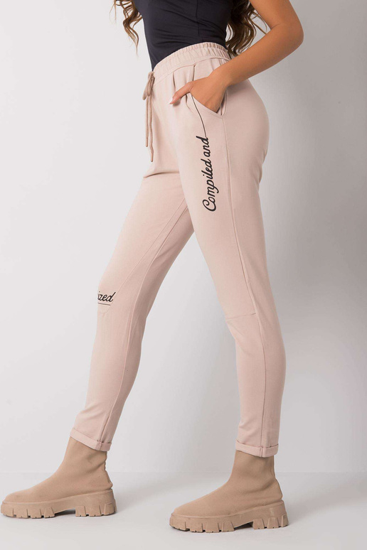 Bēšas treniņbikses ar Haylee uzrakstiem