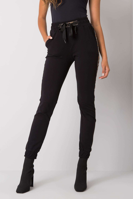 Melnas treniņbikses ar Giulia aplikāciju