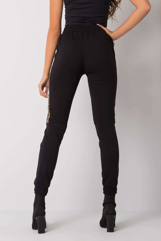 Melnas treniņbikses ar Giulia aplikāciju