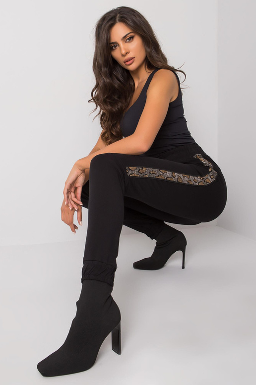 Melnas treniņbikses ar Giulia aplikāciju