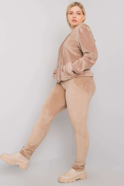 Bēša velūra liela izmēra komplekts...