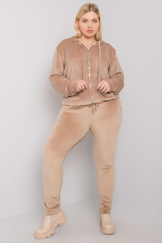 Bēša velūra liela izmēra komplekts...