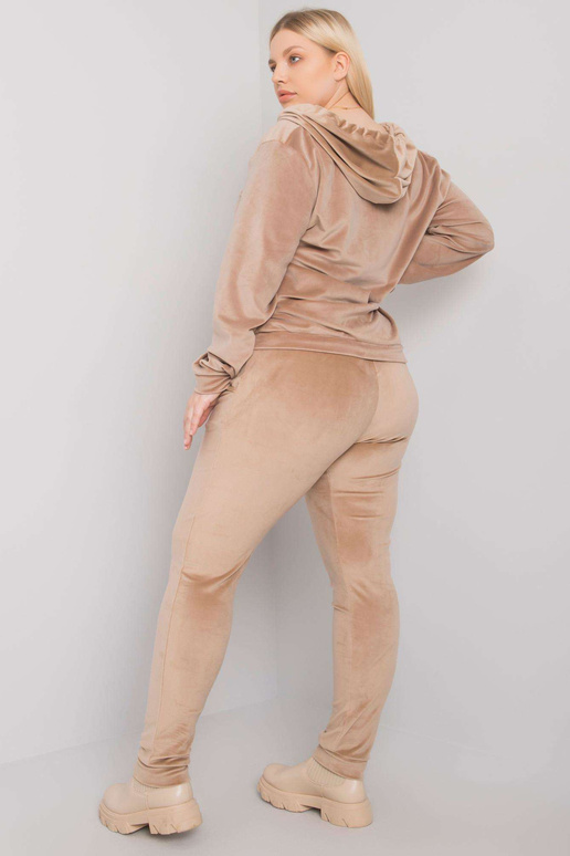 Bēša velūra liela izmēra komplekts...