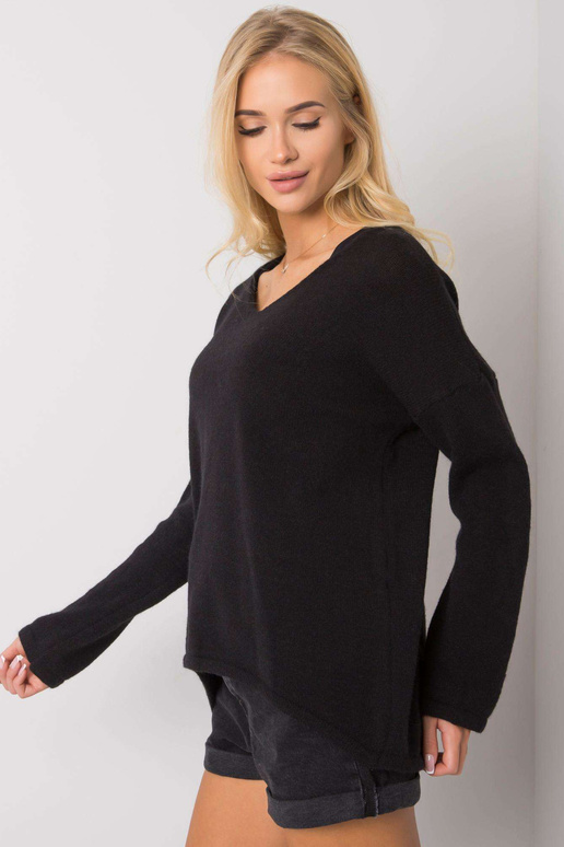 Melns džemperis ar V veida kakla...