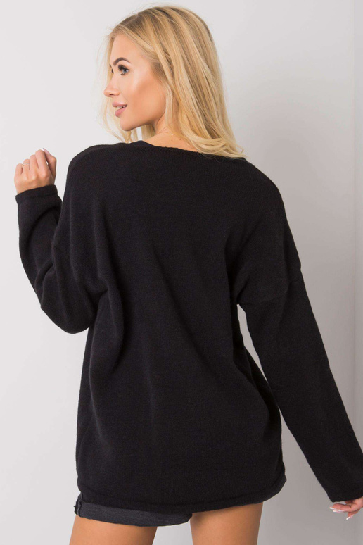 Melns džemperis ar V veida kakla...