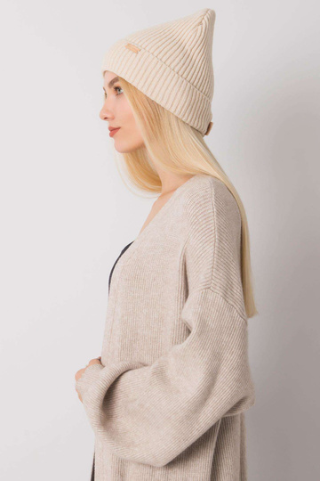 Sieviešu bēša adīta cepure...