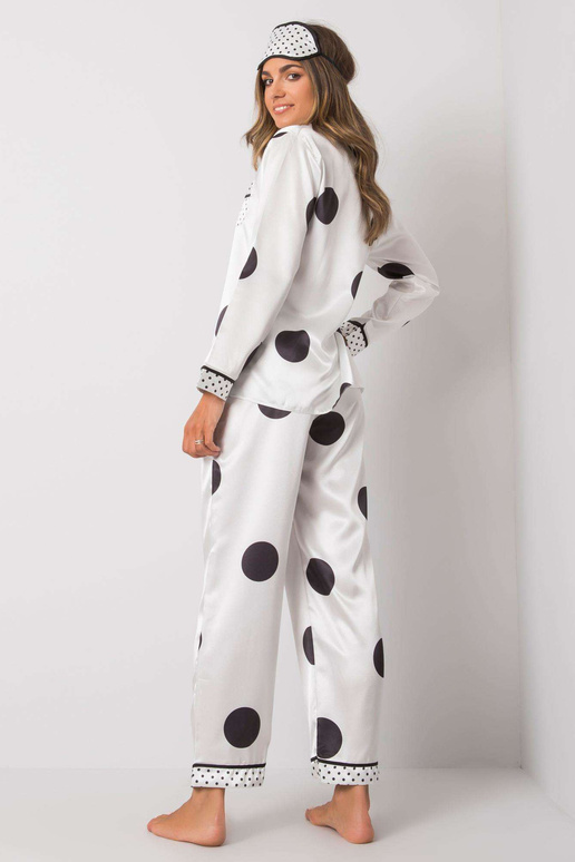 Balta sieviešu pidžama punktos