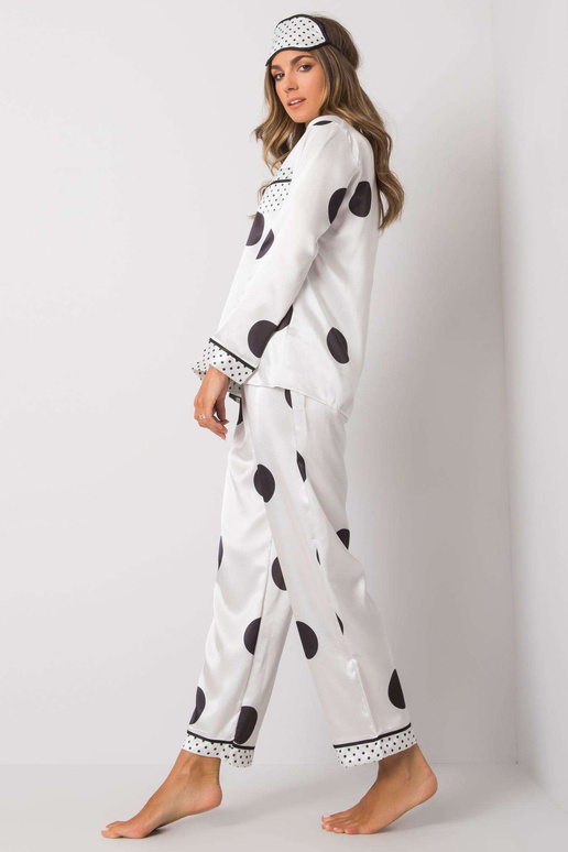 Balta sieviešu pidžama punktos