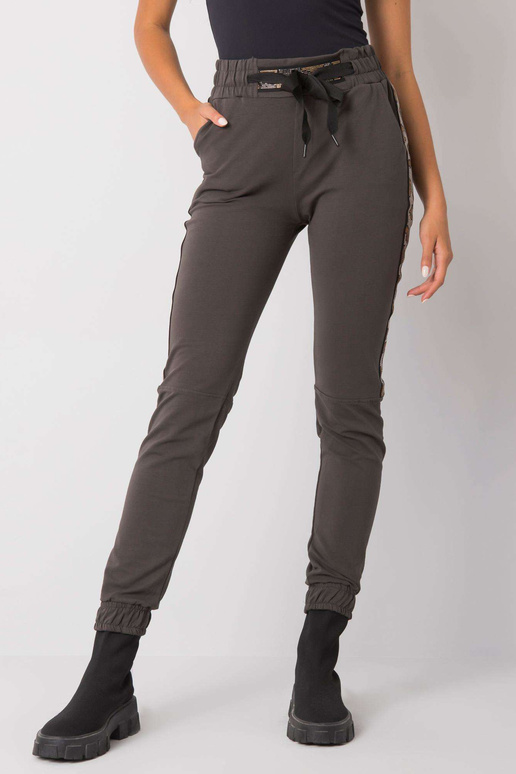 Tumšas haki krāsas treniņbikses ar... Tumšas haki krāsas treniņbikses ar...