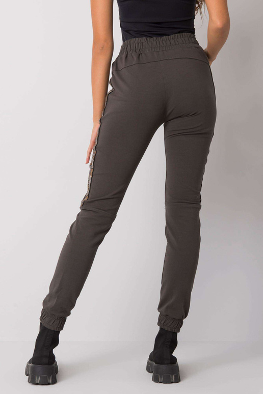 Tumšas haki krāsas treniņbikses ar... Tumšas haki krāsas treniņbikses ar...