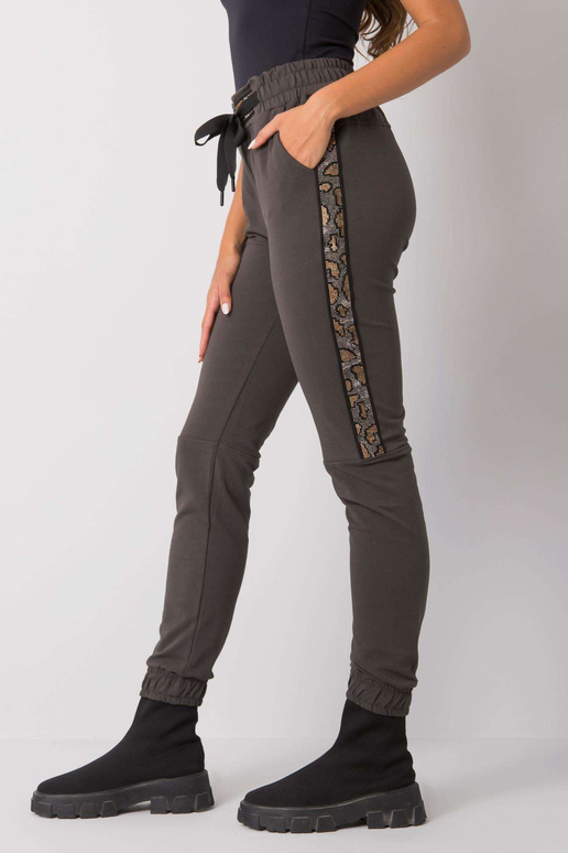 Tumšas haki krāsas treniņbikses ar... Tumšas haki krāsas treniņbikses ar...