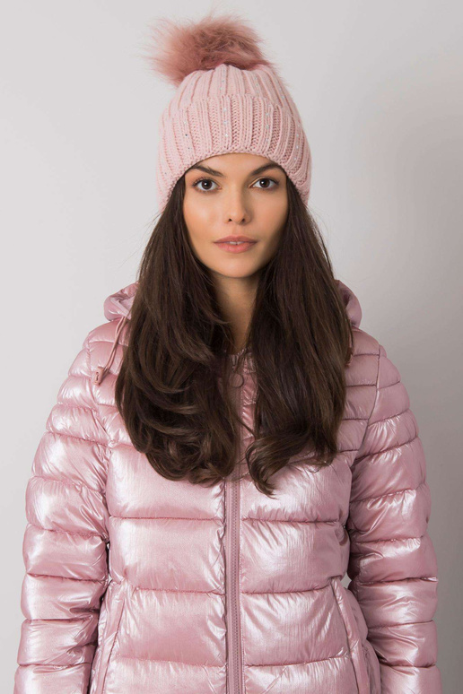 Gaiši rozā ziemas cepure ar aplikāciju