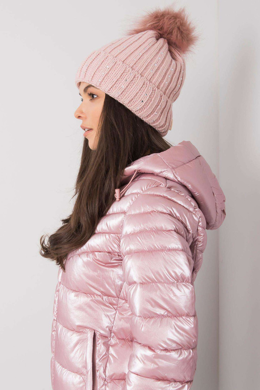 Gaiši rozā ziemas cepure ar aplikāciju