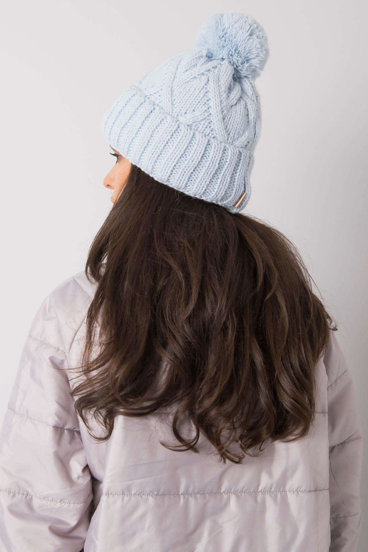 Gaiši zila ziemas cepure ar pomponu