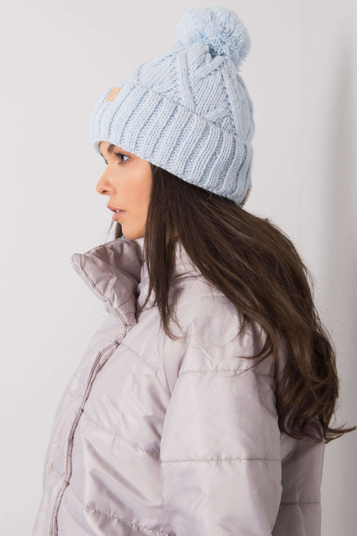 Gaiši zila ziemas cepure ar pomponu