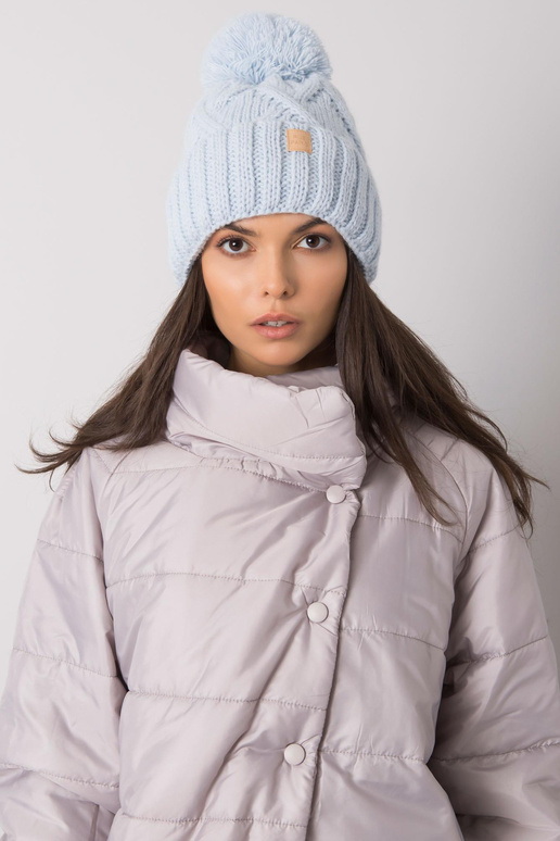 Gaiši zila ziemas cepure ar pomponu