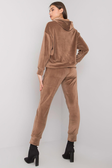 Tumši bēša velūra komplekts...