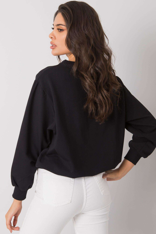 Melns sporta krekls ar uzrakstu... Melns sporta krekls ar uzrakstu...